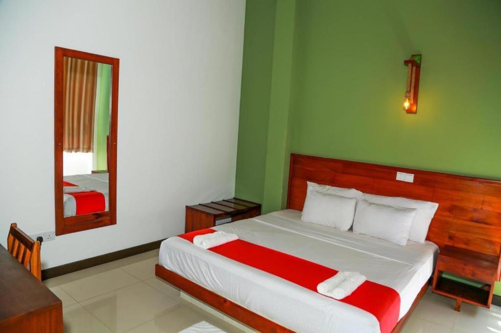 Sea Cloud Dalawella Hotel Унаватуна Экстерьер фото