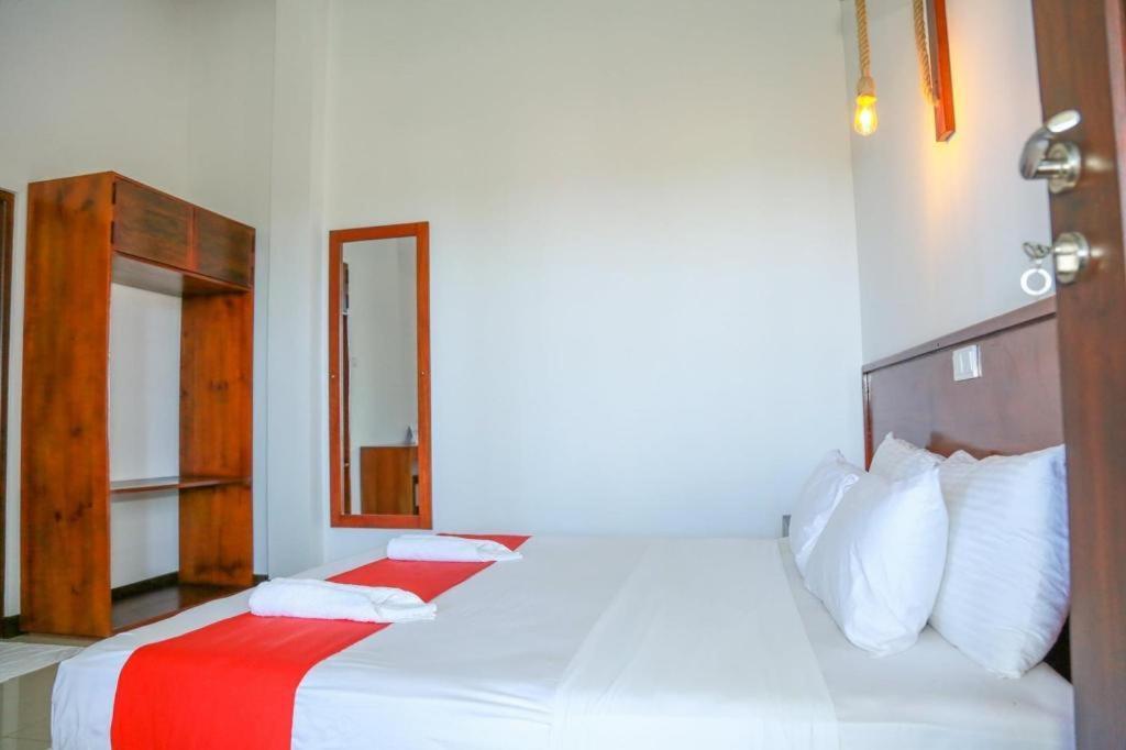 Sea Cloud Dalawella Hotel Унаватуна Экстерьер фото