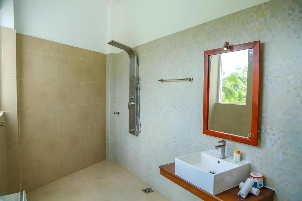 Sea Cloud Dalawella Hotel Унаватуна Экстерьер фото