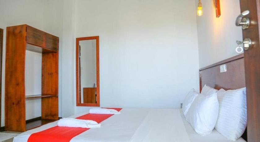 Sea Cloud Dalawella Hotel Унаватуна Экстерьер фото